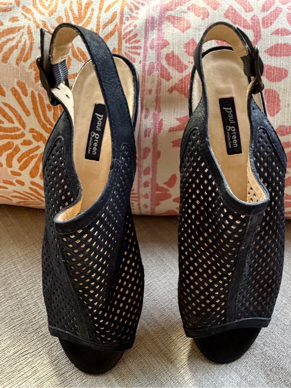 EUC Beautiful Paul Green Black Leather Lois Sandals. Women's Size: 7.5 (U.S.).